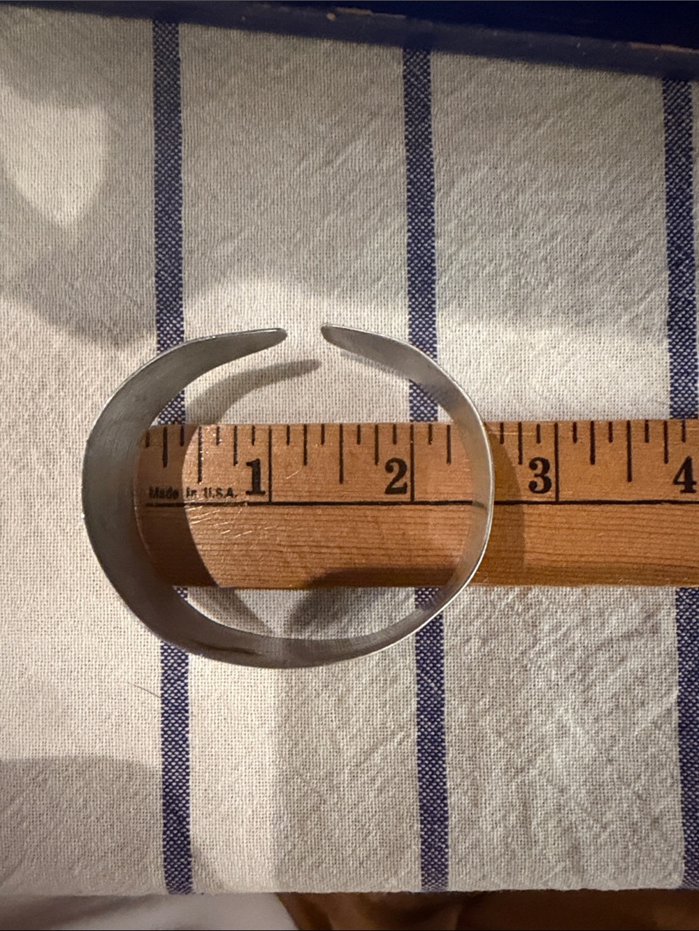 ✨ Vintage WWII Aluminum Trench Art Sweetheart Cuff Bracelet (1944) ✨ - Picture 6 of 7
